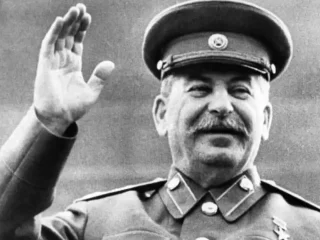 Le camarade Staline saluant le peuple soviétique